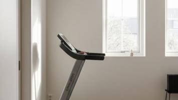 Premium løbebånd i minimalistisk hjemmegym med trægulv